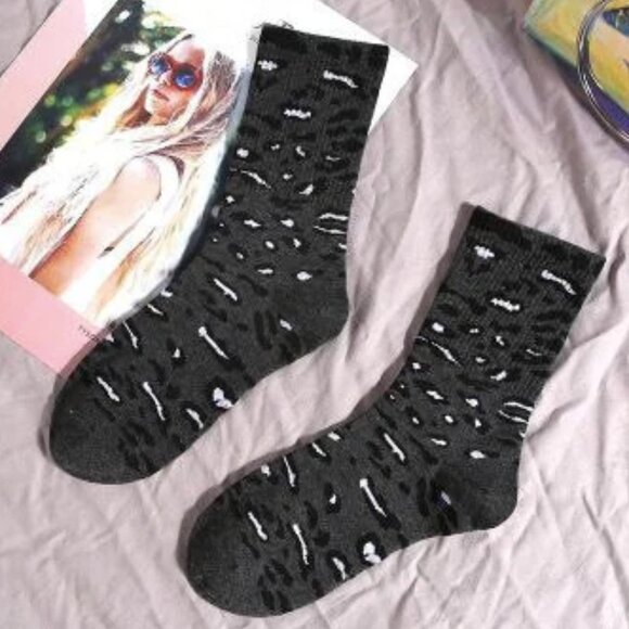 NWT Maggie Gray Leopard Print Crew Socks - Picture 4 of 4